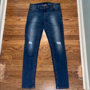 Jeans w/ rips on knees